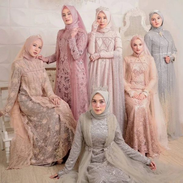 Gaun bridesmaid dengan detail renda